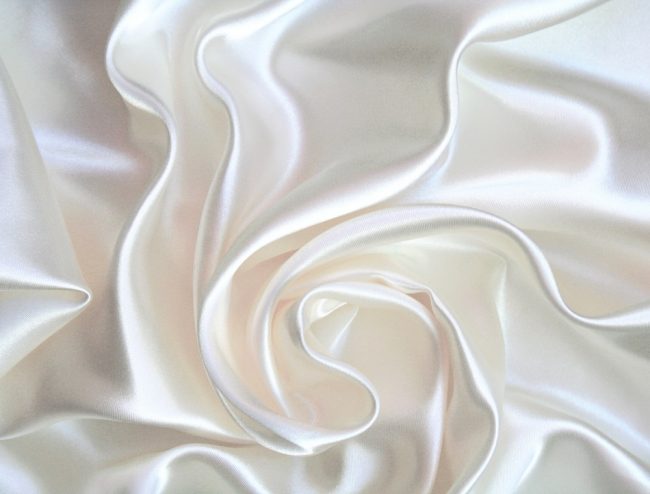 Today's Bedroom: Why Crushed Velvet Beds Are the Next Big Thing 2 silk bedding e1583841815239