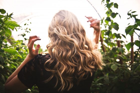 How to Grow Out Blonde Hair Without a Harsh Line 2026 1 long curly hair scaled e1591719032870