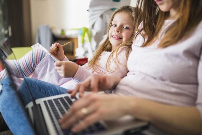 mother working form hom ewith child e1607956205135