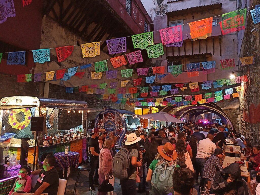 Best time of the year to visit each one of those 5 countries 3 street market