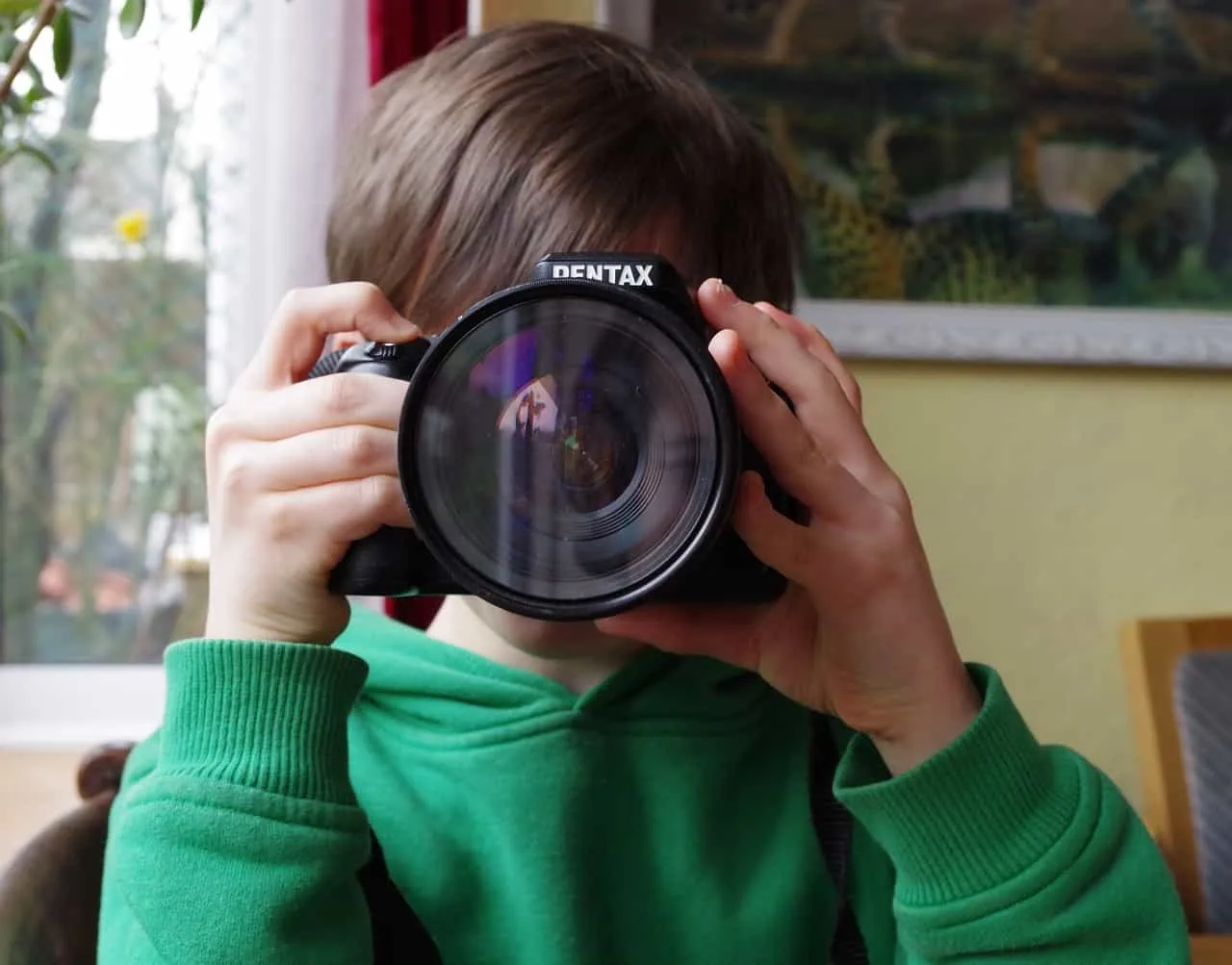 How to shoot family vacation photos without the stress 3 kids-taking-pics