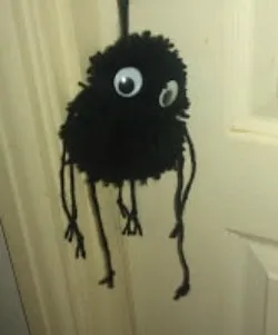 Easy planning A family Halloween party 4 pompom spider